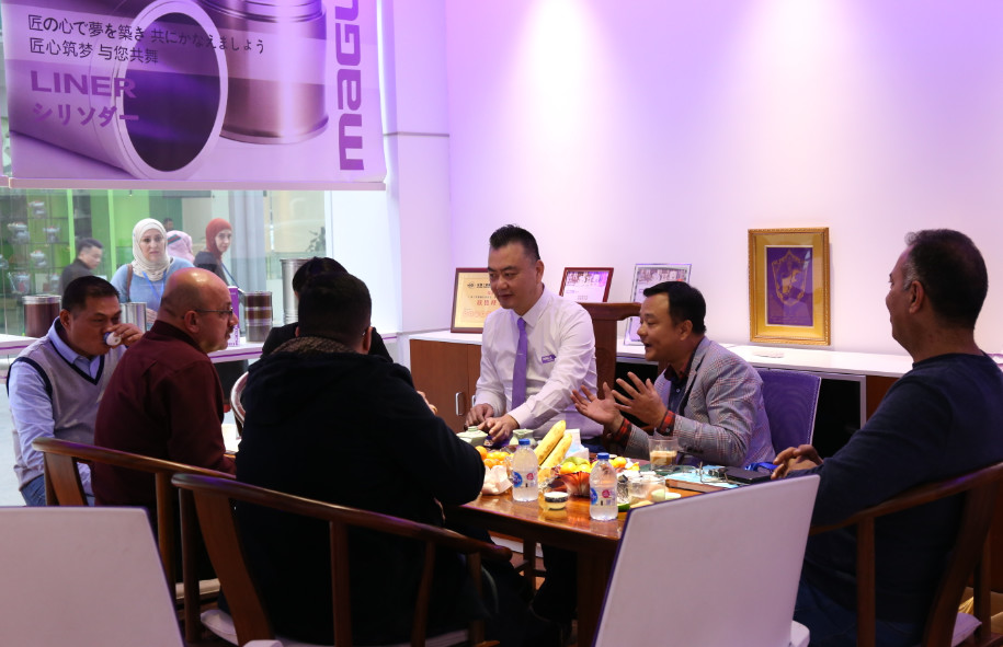 伊拉克重建公共财政及支出问责能力研修班：由财政部、总理办、内阁秘书处和石油部等政要莅临广州扶商缸套有限公司现场参观指导和考察。