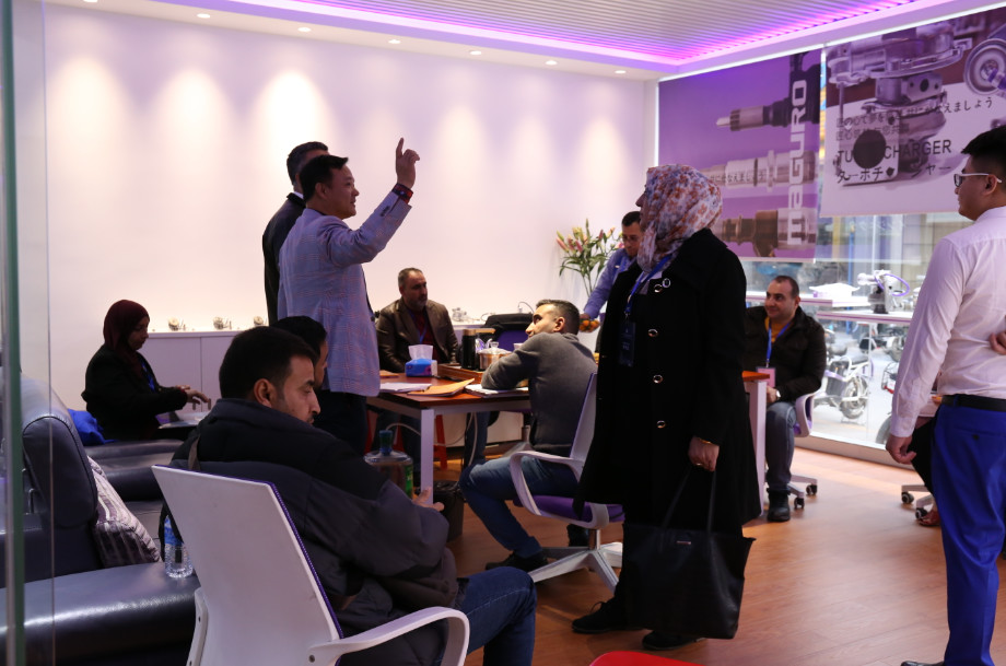 伊拉克重建公共财政及支出问责能力研修班：由财政部、总理办、内阁秘书处和石油部等政要莅临广州扶商缸套有限公司现场参观指导和考察。